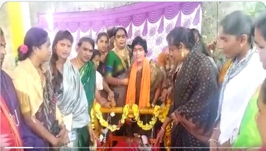 ಮನೆಯ ಕರುವಿಗೆ ತೊಟ್ಟಿಲು ಶಾಸ್ತ್ರ ನೆರವೇರಿಸಿ ರಾಧೆ ಎಂದು ಹೆಸರಿಟ್ಟ ಕಲಬುರಗಿಯ ಪಿಎಸ್ಐ