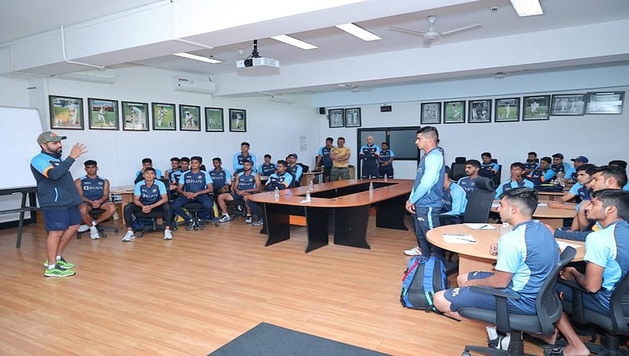ಬೆಂಗಳೂರಿನ ಎನ್ಸಿಎನಲ್ಲಿ ರೋಹಿತ್ ಶರ್ಮಾ; ಅಂಡರ್-19 ತಂಡದೊಂದಿಗೆ ಸಮಾಲೋಚನೆ; ಆಟಗಾರರಿಗೆ ಟಿಪ್ಸ್!