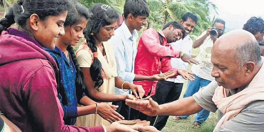 ಮಣ್ಣಿನ ಪ್ರಾಮುಖ್ಯತೆ ಹೇಳುವ ಸಾಯಿಲ್ ವಾಸು: ಭೂಮಿಗೆ 'ಜೀವ ನೀಡುವ' ಆಸ್ತಿ, ಶ್ರೀಮಂತಗೊಳಿಸುವ ಕಲೆ 'ಮಣ್ಣಿನ ಮಕ್ಕಳಿಗೆ' ಮಾತ್ರ ಸಿದ್ದಿ!
