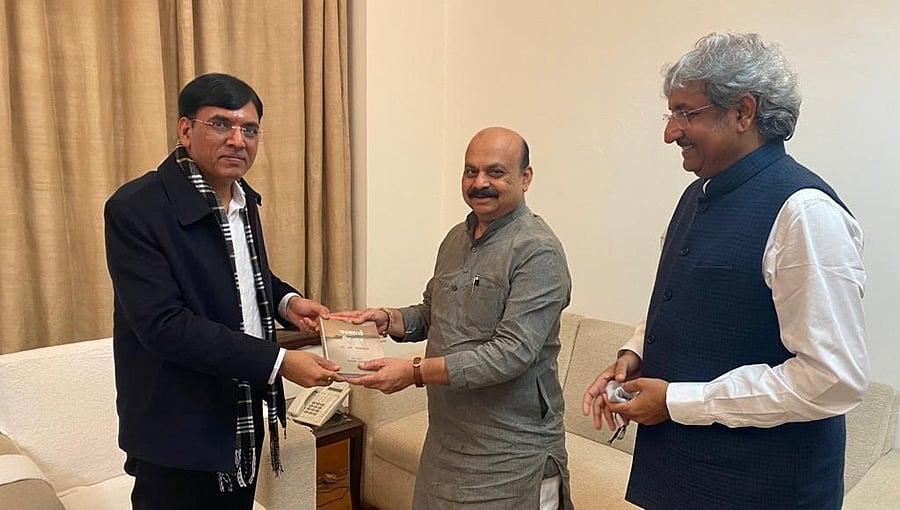 ದೆಹಲಿಯಲ್ಲಿ ಸಿಎಂ ಬೊಮ್ಮಾಯಿ: ಕೇಂದ್ರ ಸಚಿವರುಗಳ ಭೇಟಿ; ರಾಜ್ಯಕ್ಕೆ ಲಸಿಕೆ ಬೂಸ್ಟರ್ ಡೋಸ್ ನೀಡುವ ಕುರಿತು ಚರ್ಚೆ