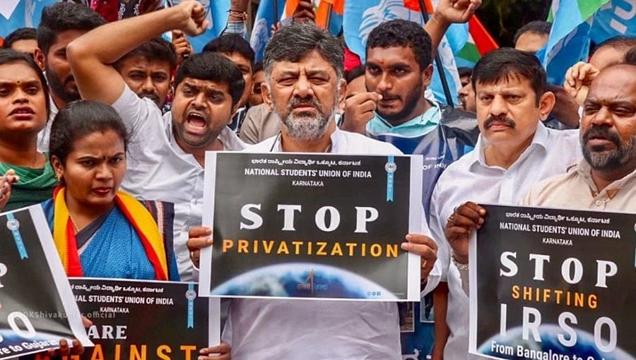 ಇಸ್ರೋ ಯೋಜನೆ ಸ್ಥಳಾಂತರಕ್ಕೆ ವಿರೋಧ: ಬೆಂಗಳೂರಿನಲ್ಲಿ ಕಾಂಗ್ರೆಸ್ ಪ್ರತಿಭಟನೆ