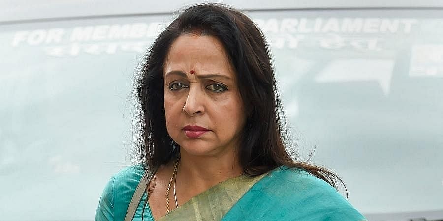 ತಮ್ಮ ಕ್ಷೇತ್ರದ ರಸ್ತೆಗಳನ್ನು ಹೇಮಾಮಾಲಿನಿ ಕೆನ್ನೆಗೆ ಹೋಲಿಸಿ ಎಡವಟ್ಟು ಮಾಡಿಕೊಂಡ ಮಹಾ ಸಚಿವ