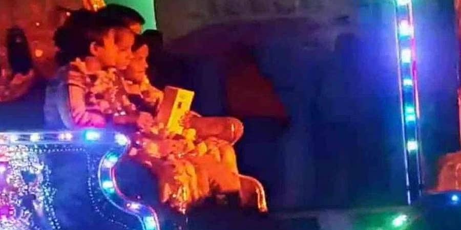 ವಿಡಿಯೋ ನೋಡಿ: ಮಗಳಿಗೆ ಸ್ಮಾರ್ಟ್ಫೋನ್ ಖರೀದಿಸಿ ಮೆರವಣಿಗೆ ಮಾಡಿದ ಚಾಯ್ ವಾಲಾ!