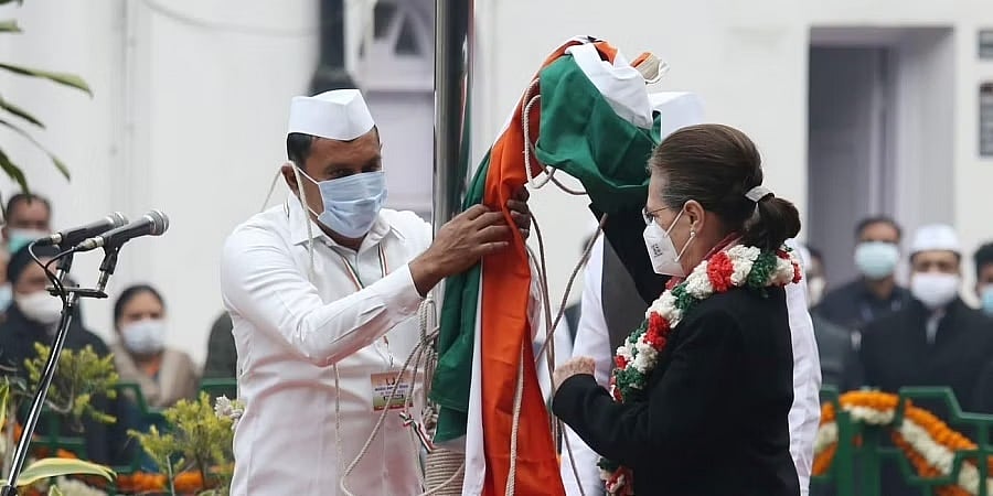 'ಸೋನಿಯಾ ಮೇಲೆ ಬಿದ್ದ ಪಕ್ಷದ ಧ್ವಜ'; ಭಾರತದ ಶ್ರೀಮಂತ ಪರಂಪರೆ ಅಳಿಸಲು ಅಸಹ್ಯಕರ ಪ್ರಯತ್ನ- ಕಾಂಗ್ರೆಸ್ ಅಧ್ಯಕ್ಷೆ