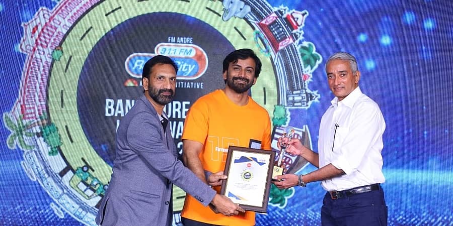 ನಾನೂ ಒಬ್ಬ ಬಿಜಿಸೆನ್ ಮ್ಯಾನ್: ರೇಡಿಯೋ ಸಿಟಿ 'ಬಿಜಿನೆಸ್ ಐಕಾನ್' ಅವಾರ್ಡ್ಸ್ ಶೋನಲ್ಲಿ ಬಡವ ರಾಸ್ಕಲ್ ನಿರ್ಮಾಪಕ, ನಟ ಧನಂಜಯ