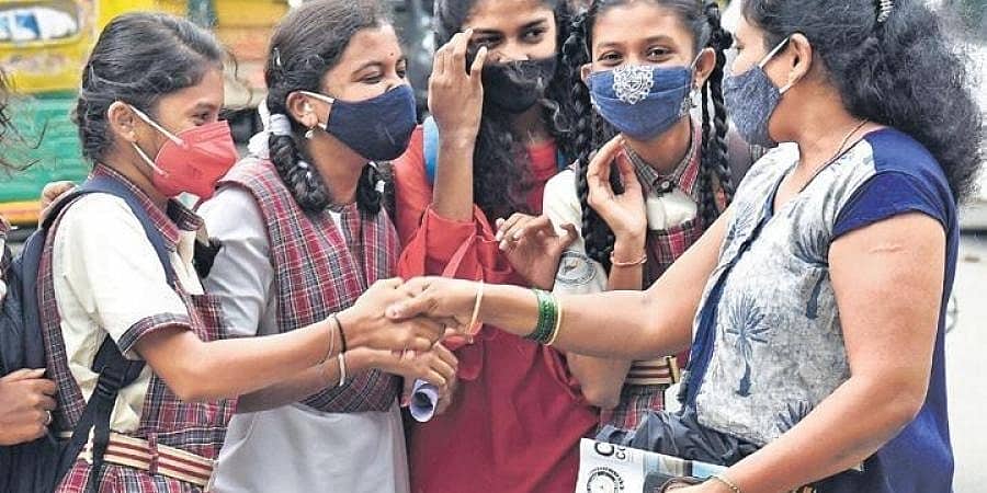 ಕೋವಿಡ್ ನಿಂದಾಗಿ ಪೋಷಕರನ್ನು ಕಳೆದುಕೊಂಡ ವಿದ್ಯಾರ್ಥಿಗಳ ಪರೀಕ್ಷಾ ಶುಲ್ಕ ಮನ್ನಾ ಮಾಡಿದ ಮಹಾರಾಷ್ಟ್ರ ಸರ್ಕಾರ