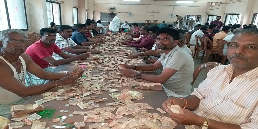 ಬೆಳಗಾವಿ: ಶ್ರೀ ರೇಣುಕಾ ದೇವಾಲಯದ ಹುಂಡಿಯಲ್ಲಿ ದಾಖಲೆ ಪ್ರಮಾಣದ ಕಾಣಿಕೆ ಸಂಗ್ರಹ