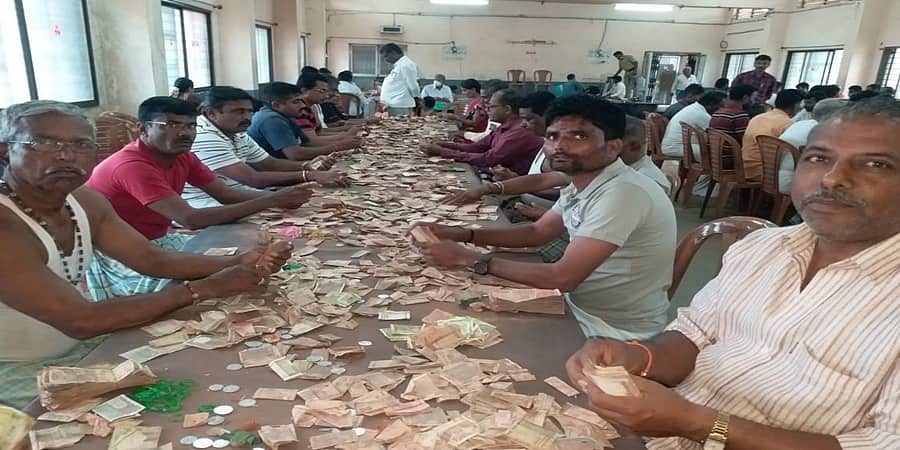 ಬೆಳಗಾವಿ: ಶ್ರೀ ರೇಣುಕಾ ದೇವಾಲಯದ ಹುಂಡಿಯಲ್ಲಿ ದಾಖಲೆ ಪ್ರಮಾಣದ ಕಾಣಿಕೆ ಸಂಗ್ರಹ