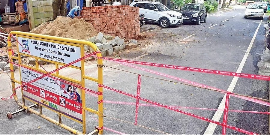 ಓಮ್ರಿಕಾನ್ ಆತಂಕ: ವಿರೋಧದ ನಡುವೆಯೂ ಕಂಟೈನ್ಮೆಂಟ್ ವಲಯಗಳ ಸೀಲ್'ಡೌನ್ ಮಾಡಿದ ಅಧಿಕಾರಿಗಳು!