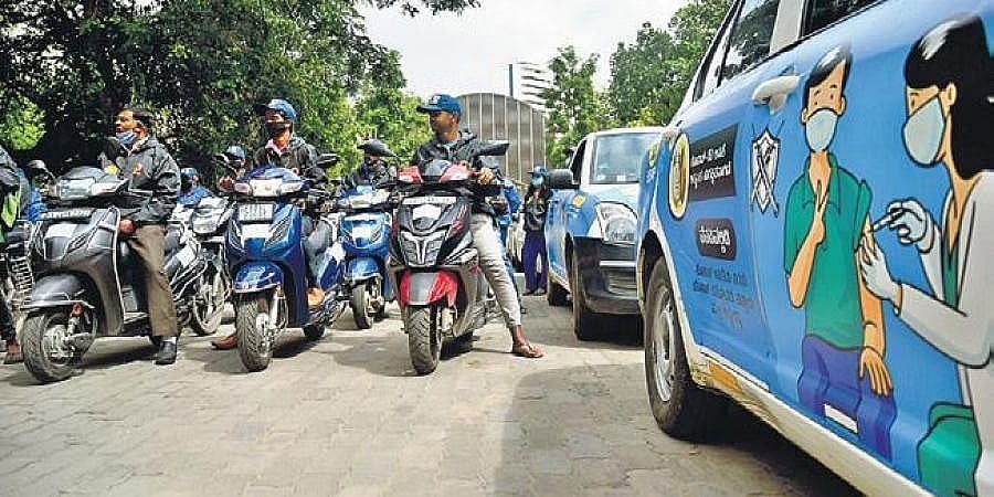 ಮನೆ-ಮನೆ ತೆರಳಿ ಕೋವಿಡ್ ಲಸಿಕೆ: ಆಶಾ ಕಾರ್ಯಕರ್ತರೊಂದಿಗೆ ಕೈಜೋಡಿಸಿದ ಜಲಮಂಡಳಿ ಇಲಾಖೆ ನೌಕರರು!
