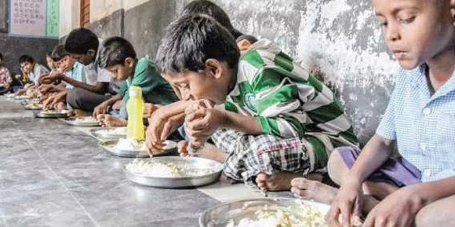 ಮಧ್ಯಾಹ್ನದ ಬಿಸಿಯೂಟ ಆಹಾರ ಮೆನುವಿನಿಂದ ಮೊಟ್ಟೆ, ಬಾಳೆಹಣ್ಣು ಕೈ ಬಿಡಿ: ಸಿಎಂಗೆ ಸ್ವಾಮೀಜಿಗಳ ಒತ್ತಾಯ