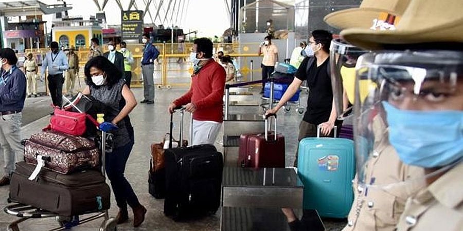 ಓಮಿಕ್ರಾನ್ ಭೀತಿ: ಬೆಂಗಳೂರಿಗೆ ಆಗಮಿಸುವವರಿಗೆ ಶೀಘ್ರ ಸಾಂಸ್ಥಿಕ ಕ್ವಾರಂಟೈನ್; ಕೋವಿಡ್ ಪರೀಕ್ಷಾ ದರಗಳ ಮೇಲೆ ಮಿತಿ!