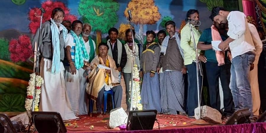 ಕೊಪ್ಪಳ: ಸಂಗೀತಗಾರನ ಮಗಳ ಮದುವೆಗೆ ಹಣ ಸಂಗ್ರಹಿಸಲು ಗ್ರಾಮಸ್ಥರಿಂದ ನಾಟಕ ಪ್ರದರ್ಶನ