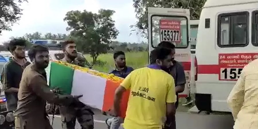 ಬಿಪಿನ್ ರಾವತ್, ಇತರ ಯೋಧರ ಮೃತದೇಹ ಹೊತ್ತೊಯ್ಯುತ್ತಿದ್ದ ಆ್ಯಂಬುಲೆನ್ಸ್ ಅಪಘಾತ, ಪೊಲೀಸರಿಗೆ ಗಾಯ