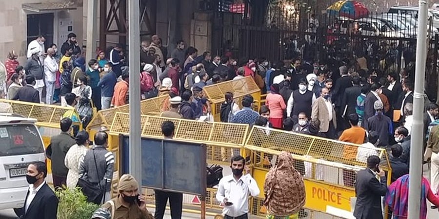 ದೆಹಲಿ: ರೋಹಿಣಿ ಕೋರ್ಟ್ ಸಂಕೀರ್ಣದಲ್ಲಿ ಕಡಿಮೆ ತೀವ್ರತೆಯ ಸ್ಫೋಟ, ನಾಲ್ವರಿಗೆ ಗಾಯ