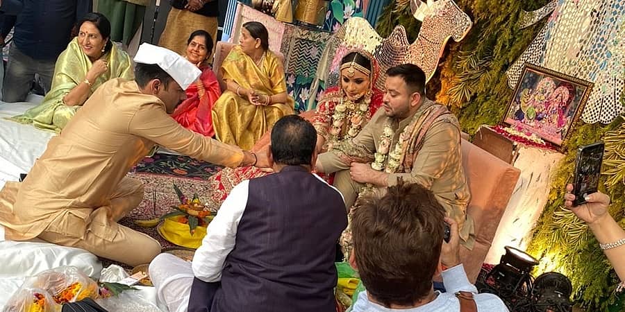ಬಾಲ್ಯದ ಗೆಳತಿಯೊಂದಿಗೆ ದಾಂಪತ್ಯ ಜೀವನಕ್ಕೆ ಕಾಲಿಟ್ಟ ಬಿಹಾರ ಪ್ರತಿಪಕ್ಷ ನಾಯಕ ತೇಜಸ್ವಿ ಯಾದವ್