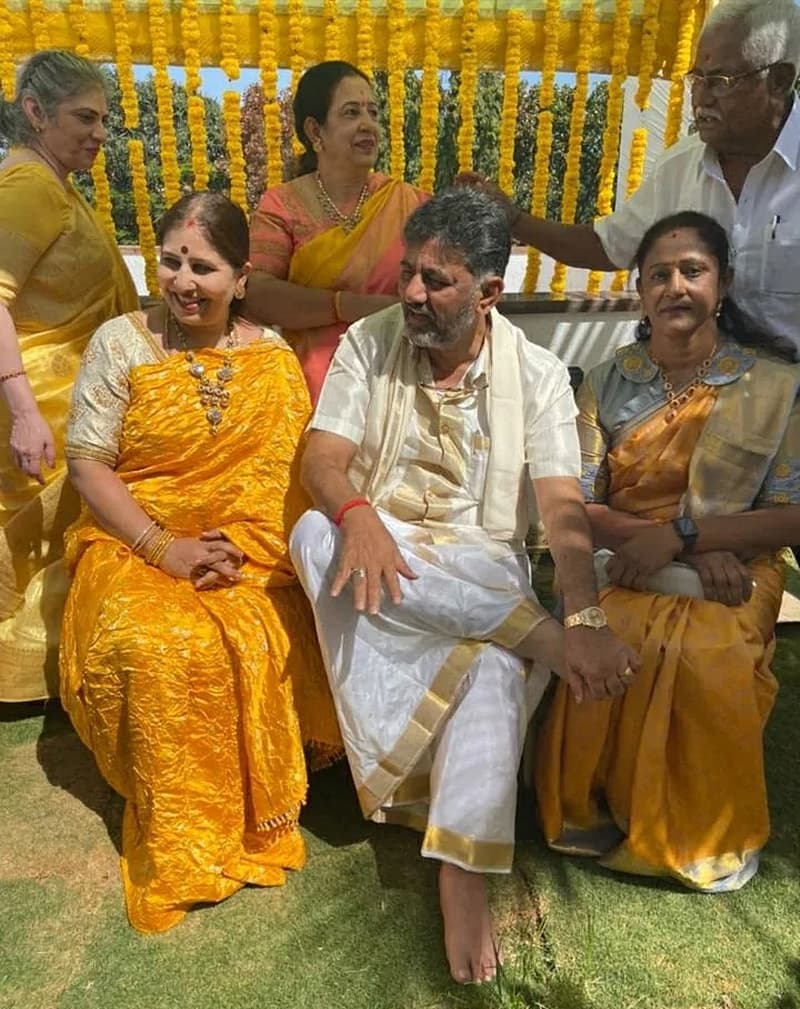 ಇಂದು ಡಿಕೆ ಶಿವಕುಮಾರ್ ಅವರ ಮನೆಯಲ್ಲಿ ಐಶ್ವರ್ಯಾ ಅವರ ಅರಿಶಿಣ ಶಾಸ್ತ್ರ ನೆರವೇರಿತು.