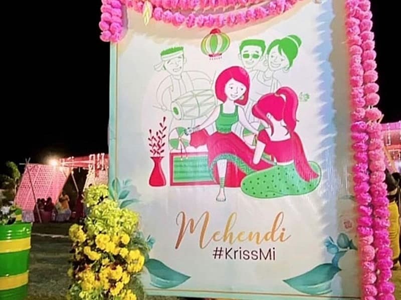 ಇಬ್ಬರ ಹೆಸರಿನ ಮೊದಲ ಅಕ್ಷರವನ್ನು ಸೇರಿಸಿ ಕ್ರಿಸ್ ಮಿ ಎಂದು ಆಹ್ವಾನ ಪತ್ರಿಕೆಯಲ್ಲಿ ಪ್ರಿಂಟ್ ಹಾಕಿಸಿದ್ದಾರೆ.
