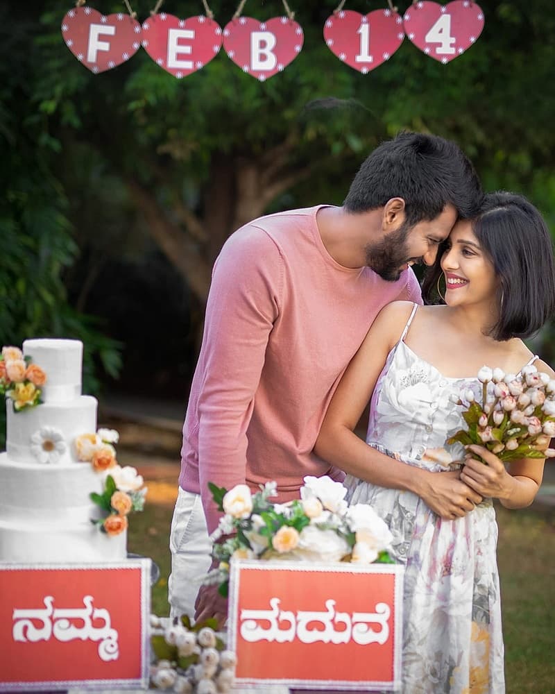 ಲವ್ ಮಾಕ್ಟೇಲ್ ಚಿತ್ರದ ಖ್ಯಾತಿಯ ಡಾರ್ಲಿಂಗ್ ಕೃಷ್ಣ ಮತ್ತು ಮಿಲನಾ ನಾಗರಾಜ್ ನಾಳೆ ಬೆಂಗಳೂರಿನಲ್ಲಿ ವಿವಾಹ ಬಂಧನಕ್ಕೊಳಗಾಗುತ್ತಿದ್ದು ಈಗಾಗಲೇ ಮದುವೆ ಪೂರ್ವ ಶಾಸ್ತ್ರಗಳು ಮಿಲನಾ ಅವರ ಊರು ಹಾಸನದಲ್ಲಿ ನೆರವೇರಿದೆ.
