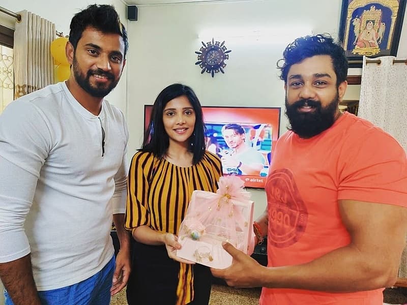 ಧ್ರುವ ಸರ್ಜಾಗೆ ಮದುವೆ ಆಮಂತ್ರಣ ನೀಡಿ ಆಹ್ವಾನಿಸಿದ ಜೋಡಿ