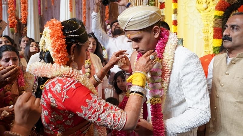 ಮದುವೆ ಸಮಾರಂಭಕ್ಕೆ ಎಚ್ ಡಿ ಕುಮಾರಸ್ವಾಮಿ, ಅನಿಲ್ ಕುಂಬ್ಳೆ, ಪುನೀತ್ ರಾಜಕುಮಾರ್, ದಿಗ್ವಜಯ್ ಸಿಂಗ್, ಸೇರಿದಂತೆ ಹಲವಾರು ರಾಜಕೀಯ ನಾಯಕರು ಆಗಮಿಸಿದ್ದರು.