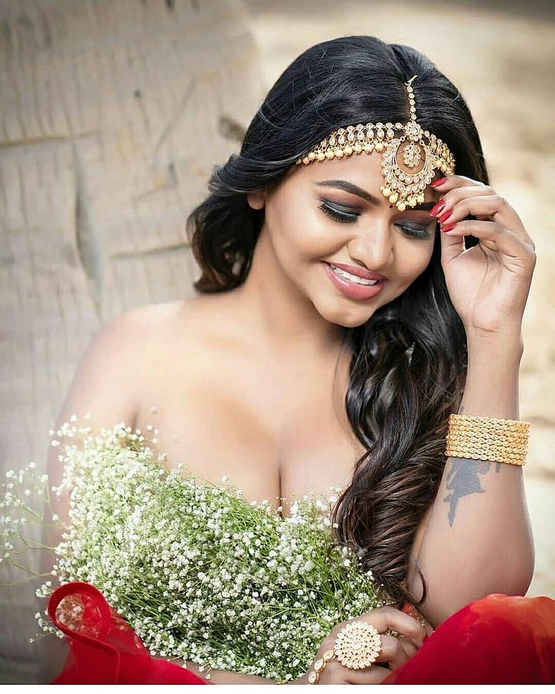 ತಮ್ಮ ಅರೆನಗ್ನ ಫೋಟೋಗಳನ್ನು ಸಾಮಾಜಿಕ ಜಾಲತಾಣ ಟ್ವಿಟ್ಟರ್ ನಲ್ಲಿ ಹಂಚಿಕೊಂಡಿರುವ ನಟಿ ಶಾಲು ಶಮ್ಮು 'ಕವಿಗಳ ಪಾಲಿನ ರಜಾದಿನವನ್ನು ಆಚರಿಸೋಣ' ಎಂದು ಬರೆದಿದ್ದಾರೆ.