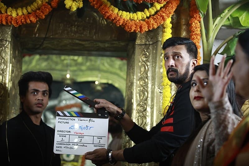 ಬಿಗ್ಬಾಸ್ ಖ್ಯಾತಿಯ ಕಿಶನ್ ಬೆಳಗಲಿ ಅವರು ಲವರ್ ಬಾಯ್ ಪಾತ್ರದ ಮೂಲಕ ಈ ಸಿನಿಮಾದಲ್ಲಿ ನಾಯಕ ನಟರಾಗಿ ಮಿಂಚಲಿದ್ದಾರೆ.