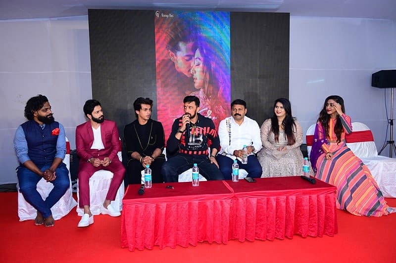 ಚಿತ್ರದ ಮೂಲಕ ಚಂದನವನಕ್ಕೆ ಮಹಿಳಾ ನಿರ್ದೇಶಕಿಯೊಬ್ಬರು ಪರಿಚಿತರಾಗಿದ್ದಾರೆ. ವಿಸ್ಮಯಾ ಗೌಡ ಈ ಚಿತ್ರಕ್ಕೆ ನಿರ್ಮಾಣ ಹಾಗೂ ನಿರ್ದೇಶನ ಮಾಡಲಿದ್ದಾರೆ.