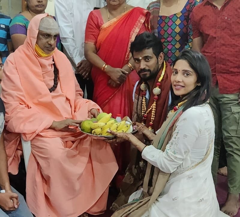ಮದುವೆಯಾದ ಮರುದಿನ ಸುತ್ತೂರು ಮಠದ ಜಗದ್ಗುರು ಶಿವರಾತ್ರಿ ದೇಶಿಕೇಂದ್ರ ಮಹಾಸ್ವಾಮಿಗಳ ಆಶೀರ್ವಾದವನ್ನು ನೂತನ ದಂಪತಿ ಪಡೆದಿದ್ದರು.