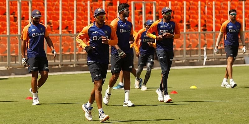 ಮೊಟೇರಾ ಕ್ರೀಡಾಂಗಣದಲ್ಲಿನ 11 ಪಿಚ್ ಗಳನ್ನು ಕೆಂಪು ಮತ್ತು ಕಪ್ಪು ಮಣ್ಣಿನಲ್ಲಿ ಮಾಡಲಾಗಿದೆ. ವಿಶ್ವದಲ್ಲಿಯೇ ಪ್ರಮುಖ ಮತ್ತು ತರಬೇತಿ ಪಿಚ್ ಗಳಿಗಾಗಿಗಿ ಮಣ್ಣಿನ ಮೇಲ್ಮೈಗಳು ಒಂದೇ ಇರುವುದಾಗಿ ವಿಶ್ವದಲ್ಲಿಯೇ ಇದೊಂದೇ ಕ್ರೀಡಾಂಗಣವಾಗಿದೆ.