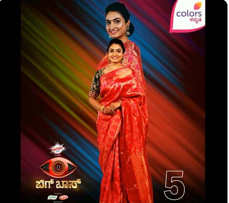 ಐದನೇ ಸ್ಪರ್ಧಿಯಾಗಿ ಅಗ್ನಿಸಾಕ್ಷಿ ಧಾರವಾಹಿ ಖ್ಯಾತಿಯ ನಟಿ ವೈಷ್ಣವಿಗೌಡ ಇದೀಗ ಬಿಗ್ ಬಾಸ್ ಮನೆಗೆ ಎಂಟ್ರಿ ನೀಡಿದ್ದಾರೆ.