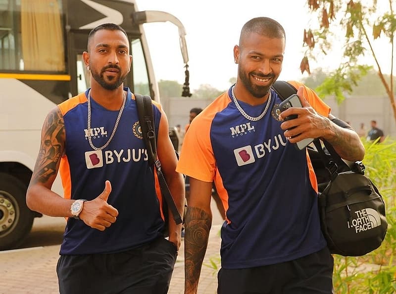 ಕೃನಾಲ್ ಪಾಂಡ್ಯ ಅರ್ಧ ಶತಕ ಬಾರಿಸಿ 1 ವಿಕೆಟ್ ಪಡೆದಿದ್ದರು. ಹಾರ್ದಿಕ್ ಪಾಂಡ್ಯ 1 ರನ್ ಗಳಿಸಿ ಔಟಾಗಿದ್ದರು.