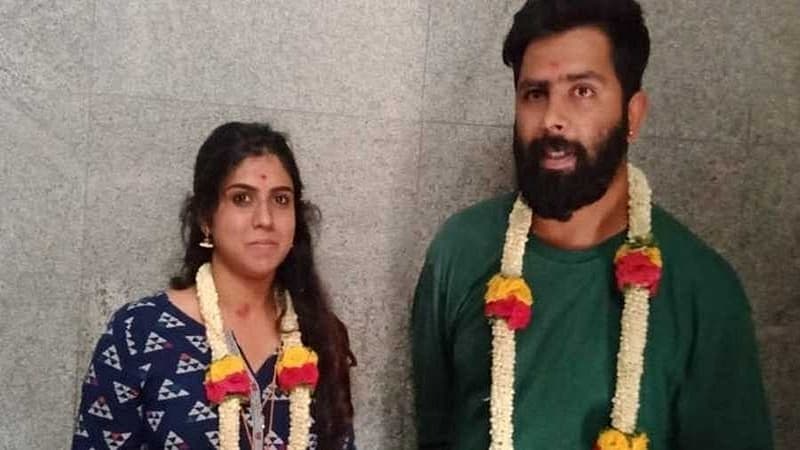 ನಿನ್ನೆ ಬೆಳಗ್ಗೆ ಬೆಂಗಳೂರಿನ ಬ್ಯಾಟರಾಯನಪುರದಲ್ಲಿರುವ ಗಣಪತಿ ದೇವಸ್ಥಾನದಲ್ಲಿ ಸರಳವಾಗಿ ಚೈತ್ರ ಕೊಟ್ಟೂರು ಮತ್ತು ಉದ್ಯಮಿ ನಾಗಾರ್ಜುನ ಮದುವೆ ನಡೆದಿತ್ತು.