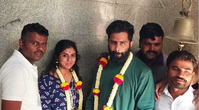 ಆದರೆ ಸಂಜೆ ವೇಳೆಗೆ ಪ್ರಕರಣದ ಪೊಲೀಸ್ ಠಾಣೆ ಮೆಟ್ಟಿಲೇರಿತ್ತು. ಈ ಜೋಡಿ ಕೋಲಾರ ಮಹಿಳಾ ಪೊಲೀಸ್ ಠಾಣೆ ಮೆಟ್ಟಿಲೇರಿತ್ತು. ಇದಕ್ಕೆ ಕಾರಣ ನಾಗಾರ್ಜುನ್ ಗೆ ಚೈತ್ರ ಜೊತೆ ಮದುವೆ ಇಷ್ಟವಿರಲಿಲ್ಲವಂತೆ. ಸಂಘಟನೆಯೊಂದು ಬಲವಂತವಾಗಿ ನಾಗಾರ್ಜುನ್ ರನ್ನು ಕೂಡಿ ಹಾಕಿ ದೇವಾಲಯದಲ್ಲಿ ಮದುವೆ ಮಾಡಿಸಿದೆ.