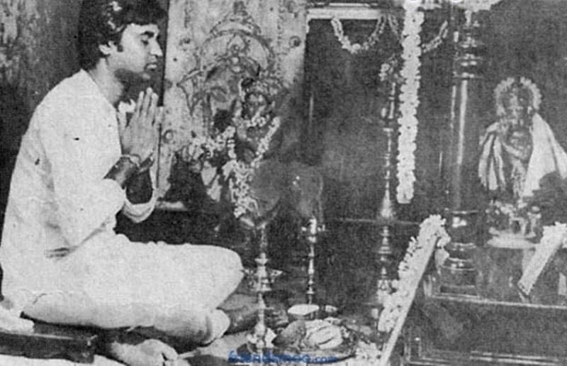 ಭಾರತೀಯ ಚಿತ್ರರಂಗದ ಸೂಪರ್ ಸ್ಟಾರ್ ರಜನಿಕಾಂತ್ ಬಾಬಾರ ಅತಿ ದೊಡ್ಡ ಅನುಯಾಯಿ. ದೇವರು, ಧರ್ಮಗಳ ಬಗ್ಗೆ ಅಪಾರವಾದ ನಂಬಿಕೆ ಹೊಂದಿದ್ದಾರೆ.
