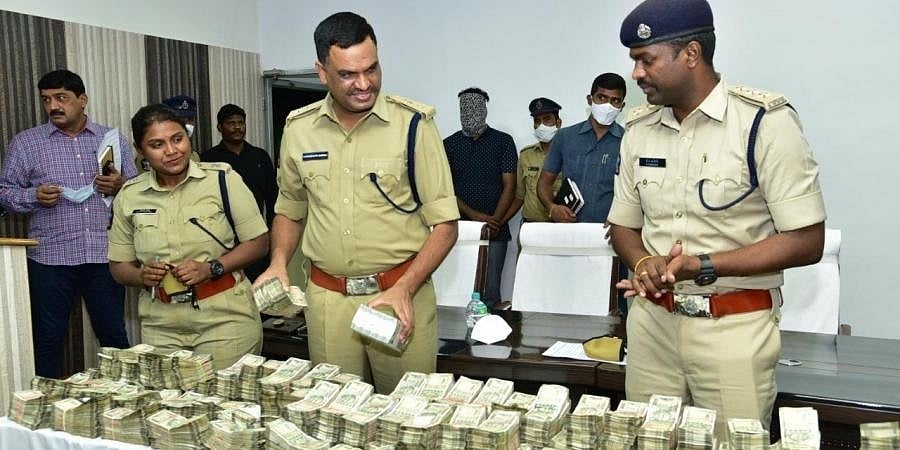 ಬಸ್ಸಿನಲ್ಲಿ ಬೆಂಗಳೂರಿಗೆ ಬರುತ್ತಿದ್ದ ಪ್ರಯಾಣಿಕನ ಬಳಿ 3.25 ಕೋಟಿ ರೂ. ನಗದು ಹಣ ಪತ್ತೆ!