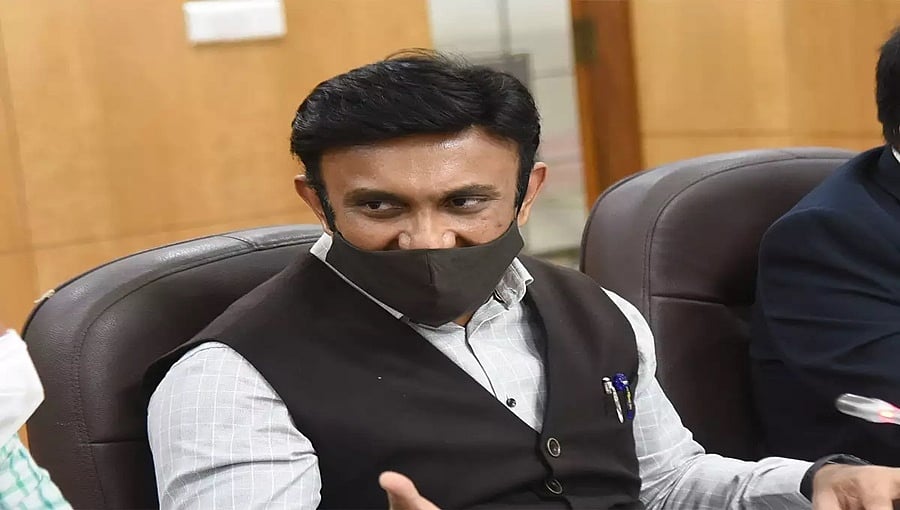 ‘ಉಂಬೋಕೆ ಉಡೋಕೆ ಅಣ್ಣಪ್ಪ ಕೆಲಸಕ್ಕಷ್ಟೇ ಇಲ್ಲಪ್ಪ’: ಕರ್ಫ್ಯೂ ಅಪಹಾಸ್ಯ ಮಾಡಿದವರಿಗೆ ಸುಧಾಕರ್ ತಿರುಗೇಟು