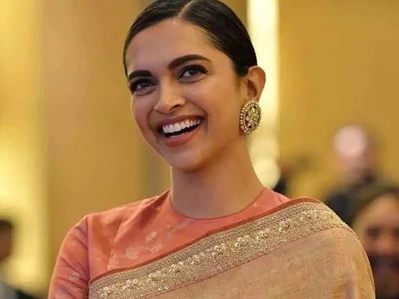 ದೀಪಿಕಾ ಪಡುಕೋಣೆ ಮೂಲತಃ ಬೆಂಗಳೂರಿನ ಇಂದಿರಾ ನಗರದವರಾಗಿದ್ದು ಬಾಲ್ಯ ಶಿಕ್ಷಣವನ್ನೆಲ್ಲ ಬೆಂಗಳೂರಿನಲ್ಲಿಯೇ ಮುಗಿಸಿದ್ದರು.