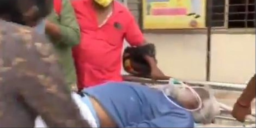 ಆಸ್ಪತ್ರೆಯಲ್ಲಿ ಚಿಕಿತ್ಸೆ ಸಿಗದೆ ಕೋವಿಡ್ ರೋಗಿ ಸಾವು: ಸಚಿವರನ್ನು ತರಾಟೆಗೆ ತೆಗೆದುಕೊಂಡ ಮೃತನ ಸಂಬಂಧಿಕರು; ವಿಡಿಯೋ
