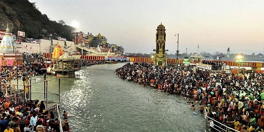 ಕುಂಭ ಮೇಳದಲ್ಲಿ ಕೋವಿಡ್ ನಿಯಮಾವಳಿ ಮೂಲೆಗುಂಪು; 100ಕ್ಕೂ ಹೆಚ್ಚು ಯಾತ್ರಾರ್ಥಿಗಳಿಗೆ ಕೊರೋನಾ ಸೋಂಕು!