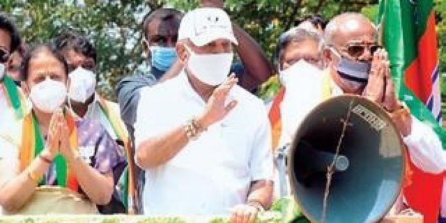 ಜ್ವರದ ನಡುವೆಯೂ ಬಿಎಸ್'ವೈ ಭರ್ಜರಿ ಪ್ರಚಾರ: ತೀವ್ರ ಸುಸ್ತಿನಿಂದಾಗಿ ರೋಡ್ ಶೋ ಅರ್ಧಕ್ಕೆ ನಿಲ್ಲಿಸಿದ ಸಿಎಂ