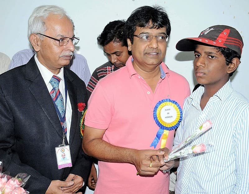 ಪ್ಯಾಟರ್ಸನ್ ಕ್ಯಾನ್ಸರ್ ಕೇಂದ್ರದಲ್ಲಿ ರೋಸ್ ಡೆ ಪ್ರಯುಕ್ತ ಗುಲಾಬಿ ನೀಡಿದ ನಟ ವಿವೇಕ್