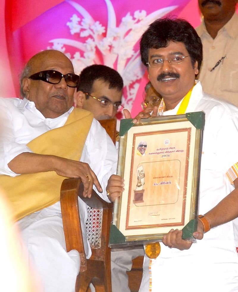 ಚೆನ್ನೈಯಲ್ಲಿ ಕಾರ್ಯಕ್ರಮದಲ್ಲಿ ಅಂದಿನ ಮುಖ್ಯಮಂತ್ರಿ ಎಂ ಕರುಣಾನಿಧಿ ವಿವೇಕ್ ಅವರಿಗೆ ಕಲೈವನರ್ ಪ್ರಶಸ್ತಿ ನೀಡಿ ಗೌರವಿಸುತ್ತಿರುವುದು.