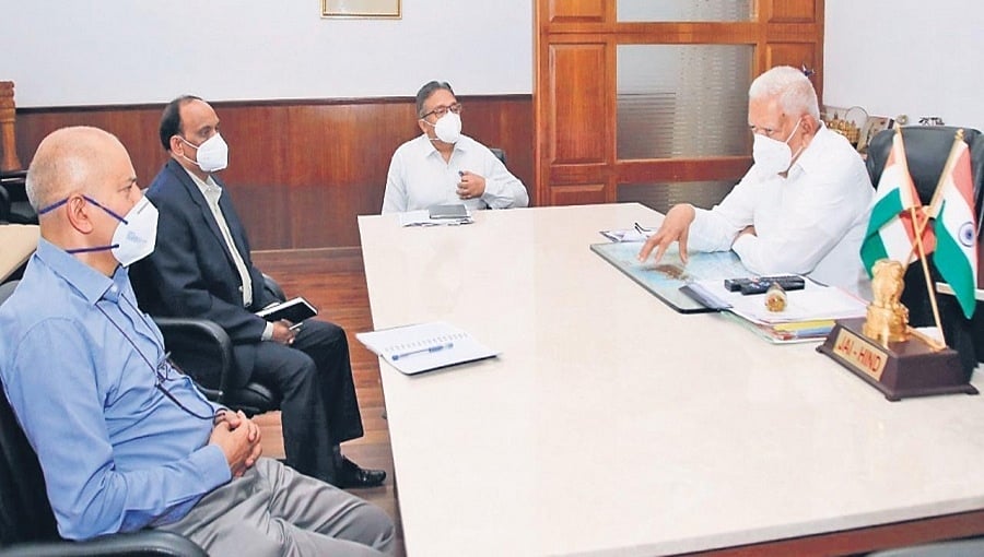 ಮುಖ್ಯಮಂತ್ರಿಗಳ ಅನುಪಸ್ಥಿತಿಯಲ್ಲಿ ತುರ್ತು ಸಭೆ: ಕೋವಿಡ್ ಬಗ್ಗೆ ಮಾಹಿತಿ ಪಡೆದ ರಾಜ್ಯಪಾಲ ವಜುಭಾಯಿ ವಾಲಾ