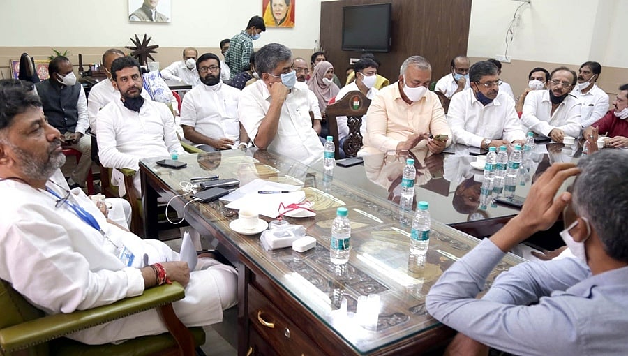 ಶಾಸಕಾಂಗ ಸಭೆಯಲ್ಲಿ ನಾಯಕರ ವೈಯಕ್ತಿಕ ವಾಗ್ದಾಳಿ: ಮಧ್ಯಪ್ರವೇಶಿಸಿ ಸಮಾಧಾನಪಡಿಸಿದ ಸಿಎಂ ಯಡಿಯೂರಪ್ಪ
