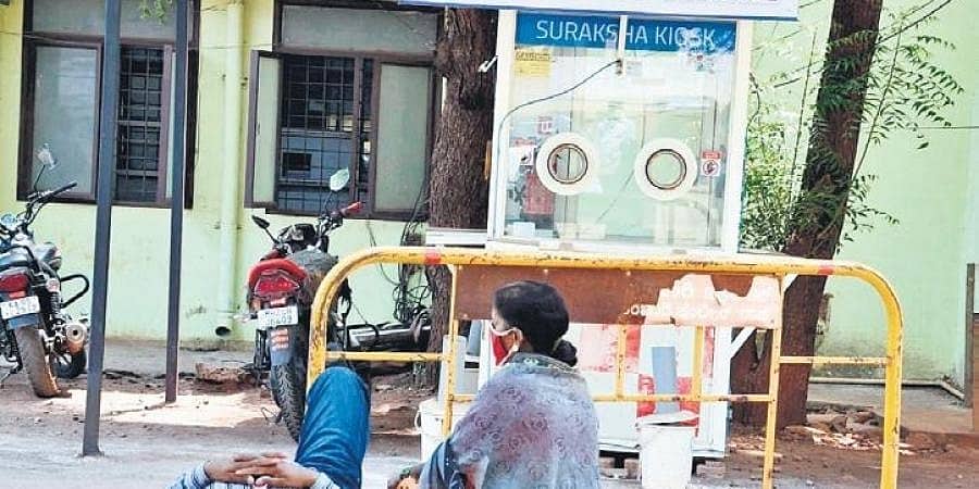ಬೀದರ್: ಬ್ರಿಮ್ಸ್ ಆಸ್ಪತ್ರೆಯಲ್ಲಿ ಸಿಗದ ಬೆಡ್, ಕಾರಿಡಾರ್ ನಲ್ಲೇ ಮಲಗಿ ಕೋವಿಡ್ ರೋಗಿಗಳ ನರಳಾಟ