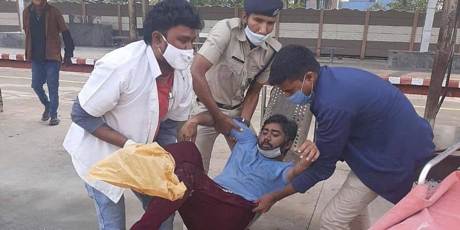 ಆರ್ ಪಿಎಫ್ ಸಿಬ್ಬಂದಿಯ ಸಮಯ ಪ್ರಜ್ಞೆಯಿಂದ ತಪ್ಪಿದ ಅನಾಹುತ; ರೈಲು ಇಳಿಯಲು ಹೋಗಿ ಬಿದ್ದ ವ್ಯಕ್ತಿಯ ರಕ್ಷಣೆ