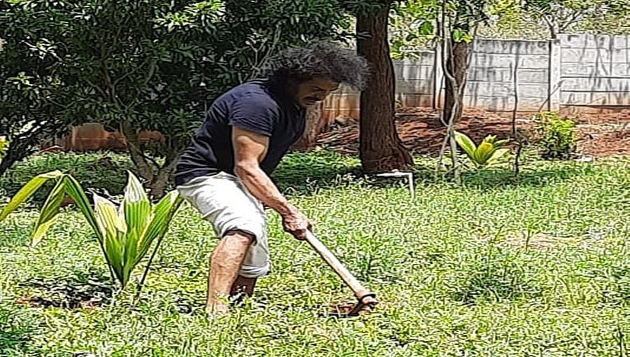 ಪಿಕ್ಕಾಸು, ಗುದ್ದಲಿ ಹಿಡಿದು ತೋಟದಲ್ಲಿ ಮಣ್ಣು ಅಗೆದ ನಟ ಉಪೇಂದ್ರ