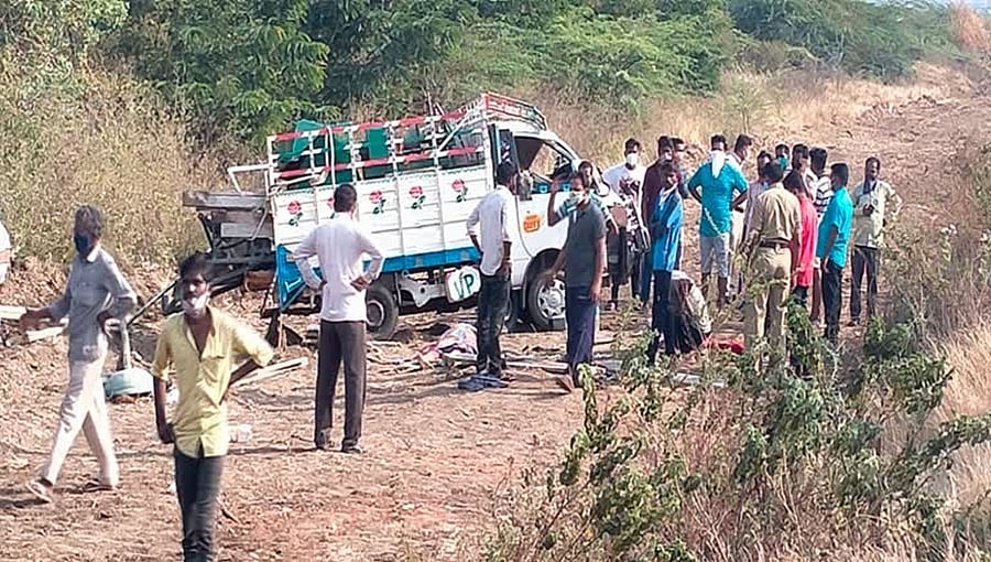 ಮಿನಿ ಟ್ರಕ್ ಪಲ್ಟಿ: ಆರು ವರ್ಷದ ಮಗು ಸೇರಿ ಮೂವರು ದುರ್ಮರಣ