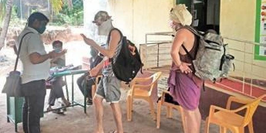 ಗೋಕರ್ಣದಲ್ಲಿ ಸಿಲುಕಿದ ವಿದೇಶಿ ಪ್ರಜೆಗಳು: ಕೊರೋನಾ ಲಸಿಕೆ ನೀಡುವಂತೆ ಸರ್ಕಾರಕ್ಕೆ ಮೊರೆ!